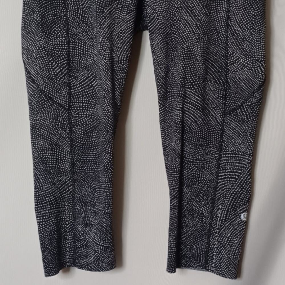 Lululemon Blue and Grey Nulux Fabric Crop Legging With Cut Out Hem.10 - Picture 6 of 12
